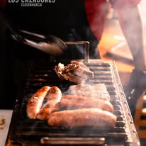 Parrilla encendida en Los Cazadores